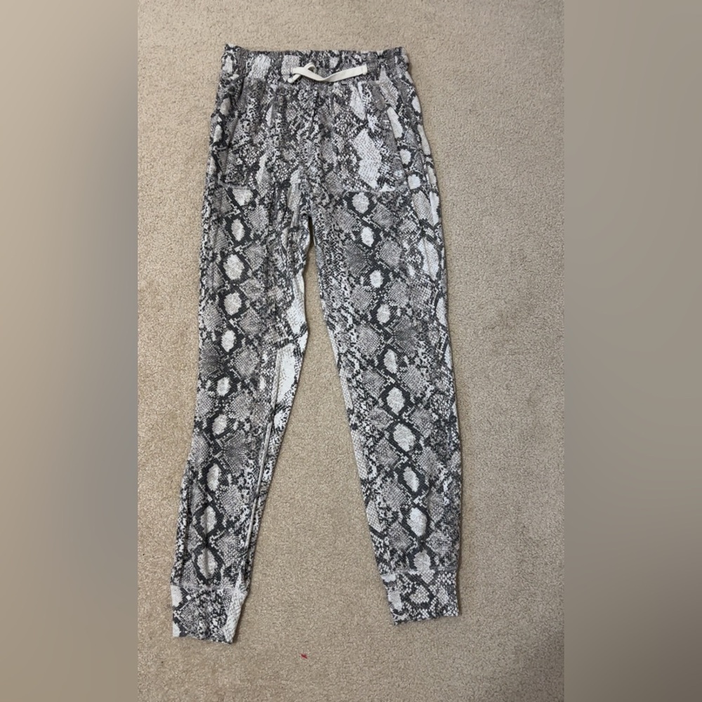 Express Women’s Snake-Print Joggers in Black and White